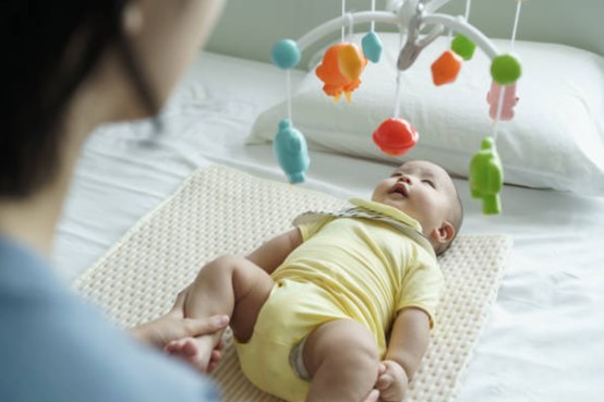 2個月寶寶玩什麼？日常親子遊戲＆感官刺激教學，新手爸媽必看！