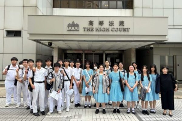 伊利沙伯中學學生